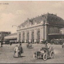 Milano. Stazione centrale. Animata con persone e automobili - Vi
