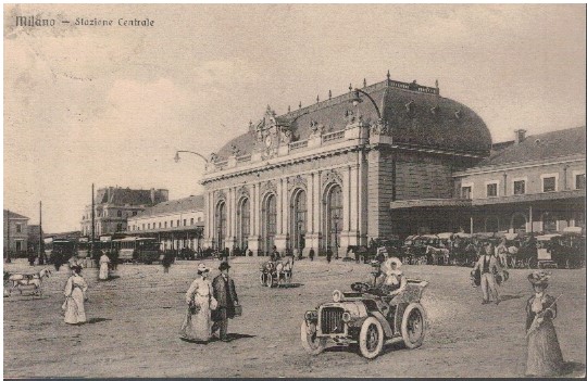 Milano. Stazione centrale. Animata con persone e automobili - Vi